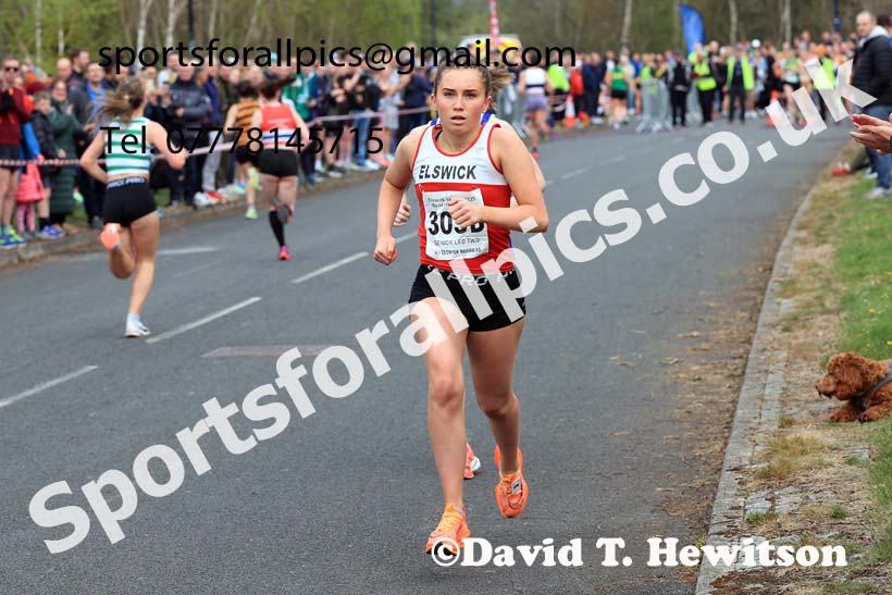 SSenior womens relay, 2025 Elswick Harriers Good Friday Road Relays, Newburn, Newcastle upon Tyne. Photo: David T. Hewitson/Sports for All Pics